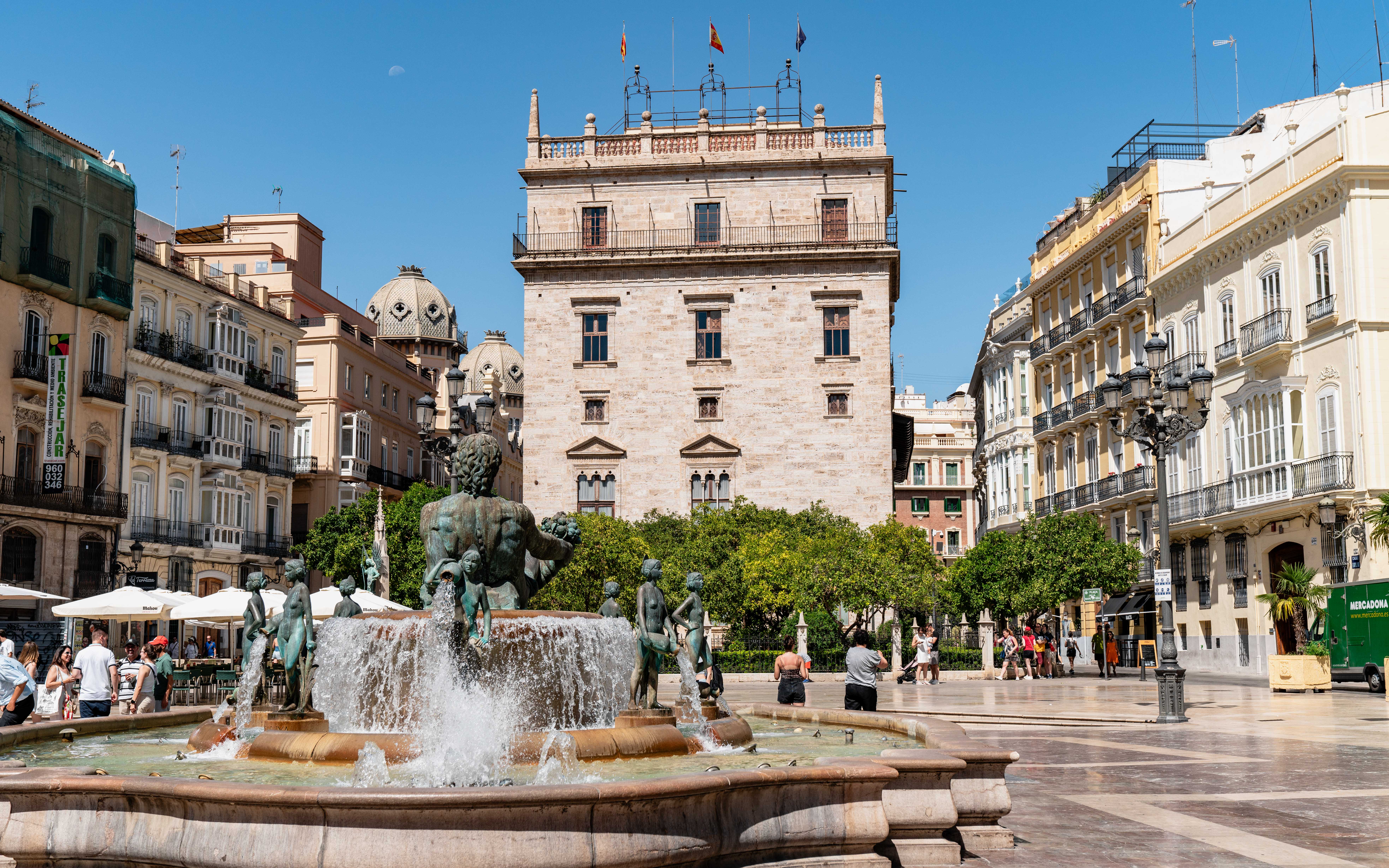 Pasea por las preciosas calles valencianas mientras te impregnas de su esencia, su historia, su cultura y muchos otros detalles.