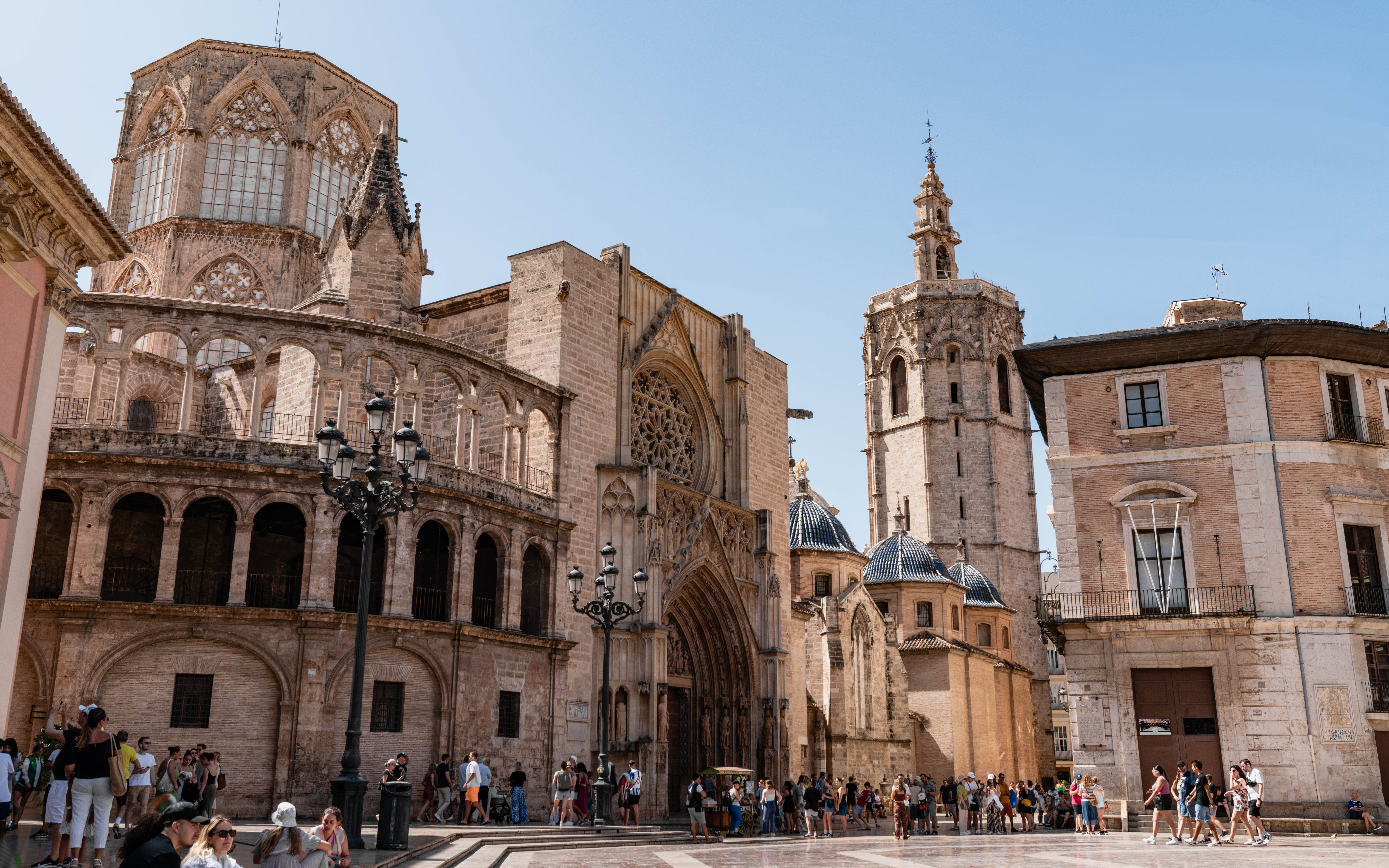 La Real basílica de la Virgen de los Desamparados y la La Iglesia Catedral de la Asunción de Nuestra Señora de Valencia.