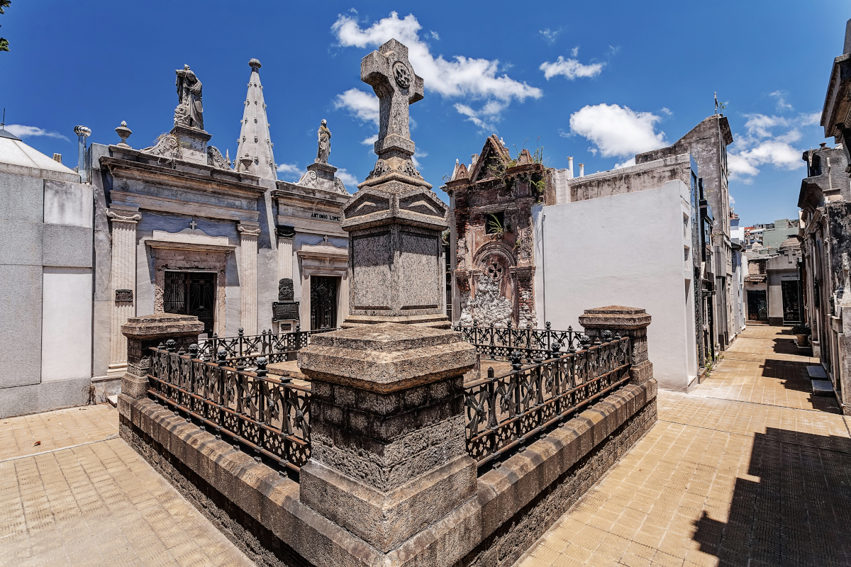 El cementerio del barrio de la Recoleta te dejará fascinado con sus mausoleos.
