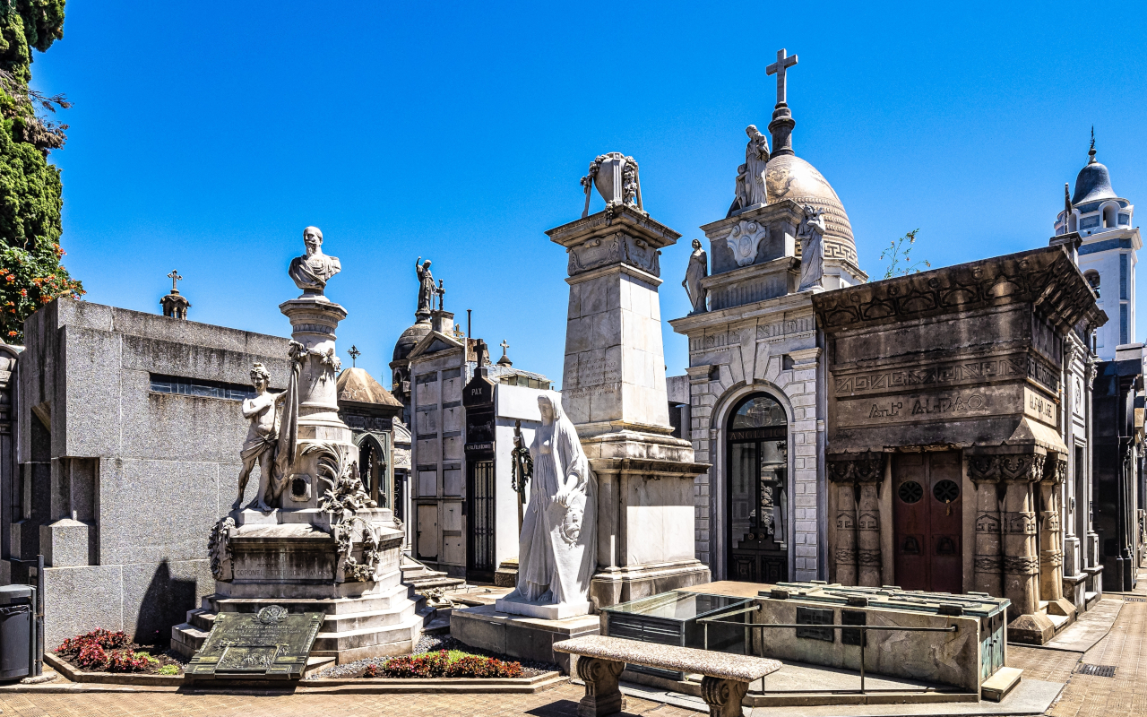 El cementerio del barrio de la Recoleta es uno de los más visitados de Argentina.