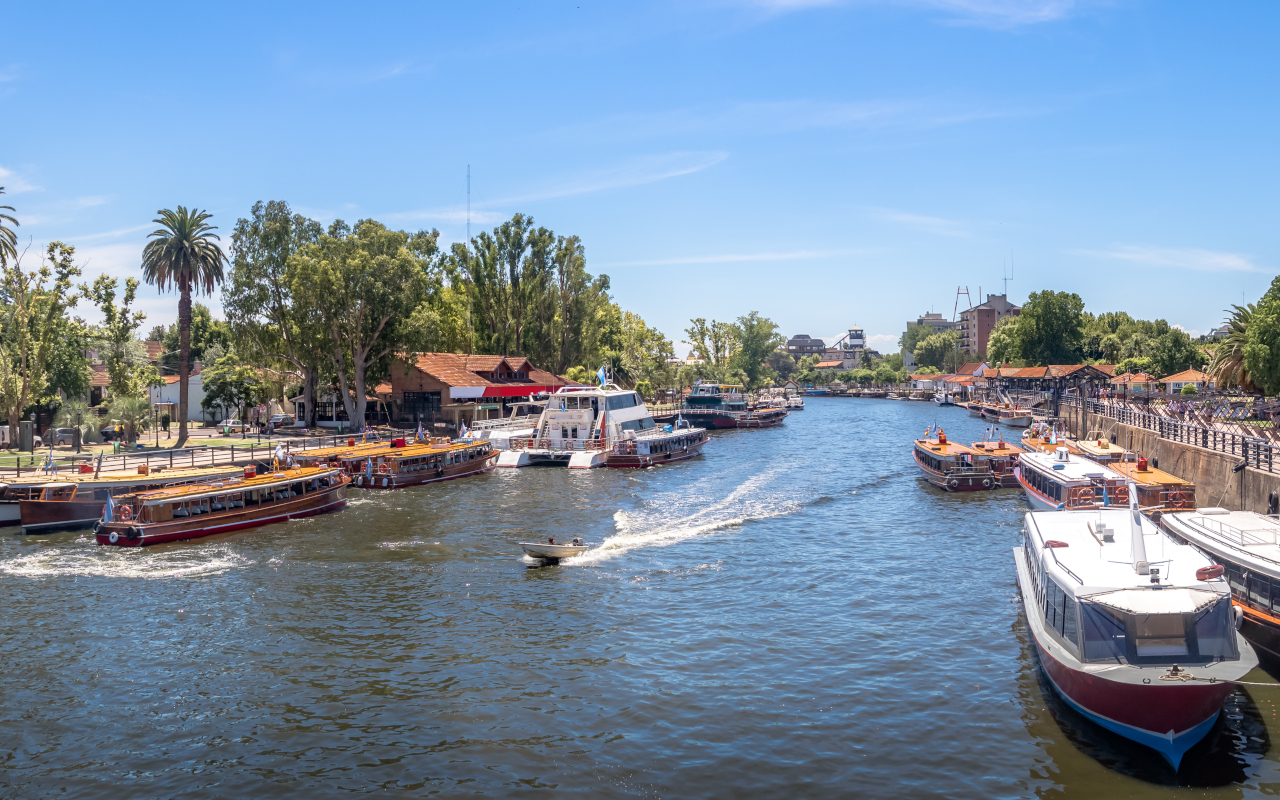 Te relajarás a bordo de la embarcación mientras descubres el día a día de los lugareños.