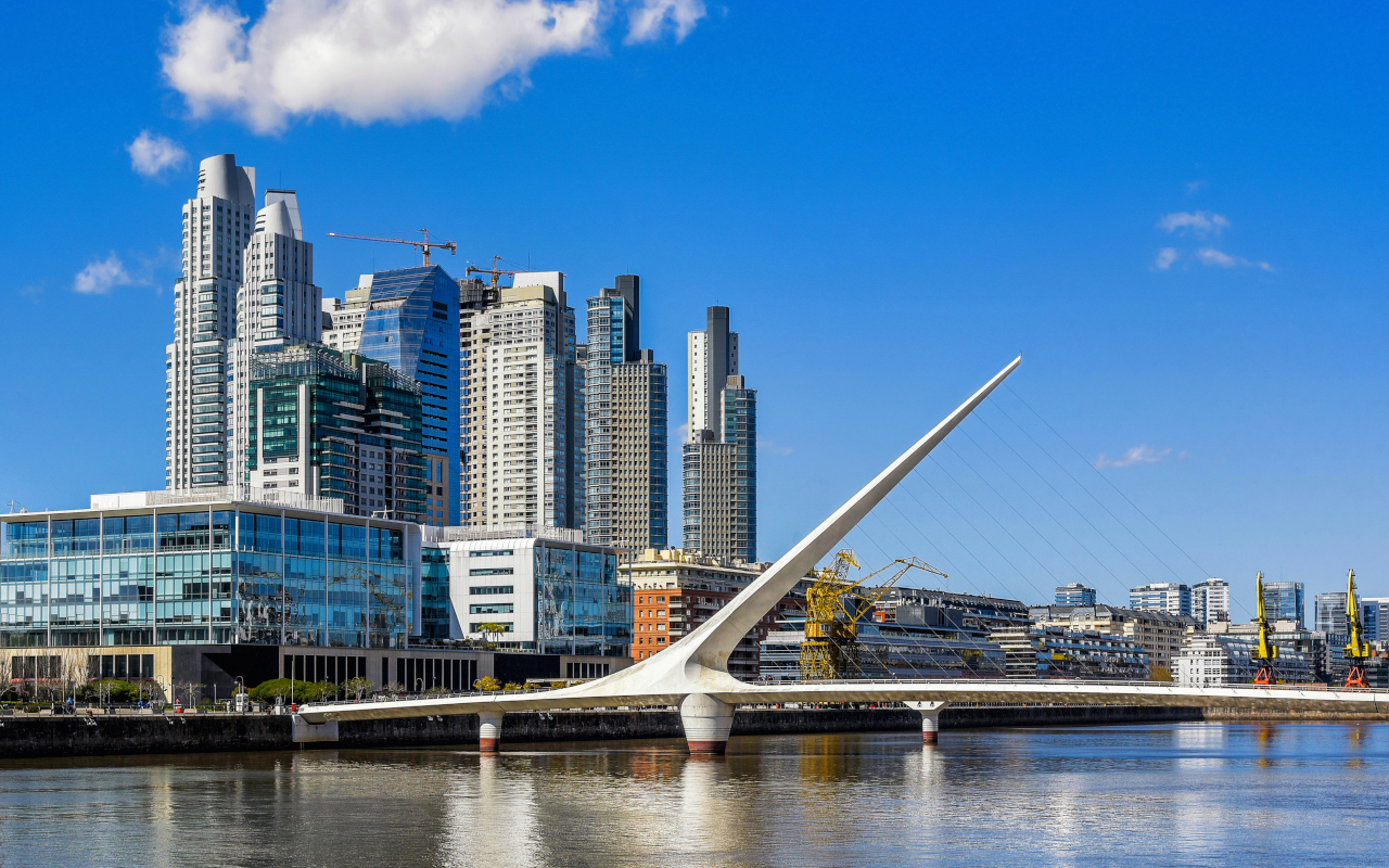 Además de los barrios más tradicionales, realizaremos una parada en la zona más moderna de la ciudad.