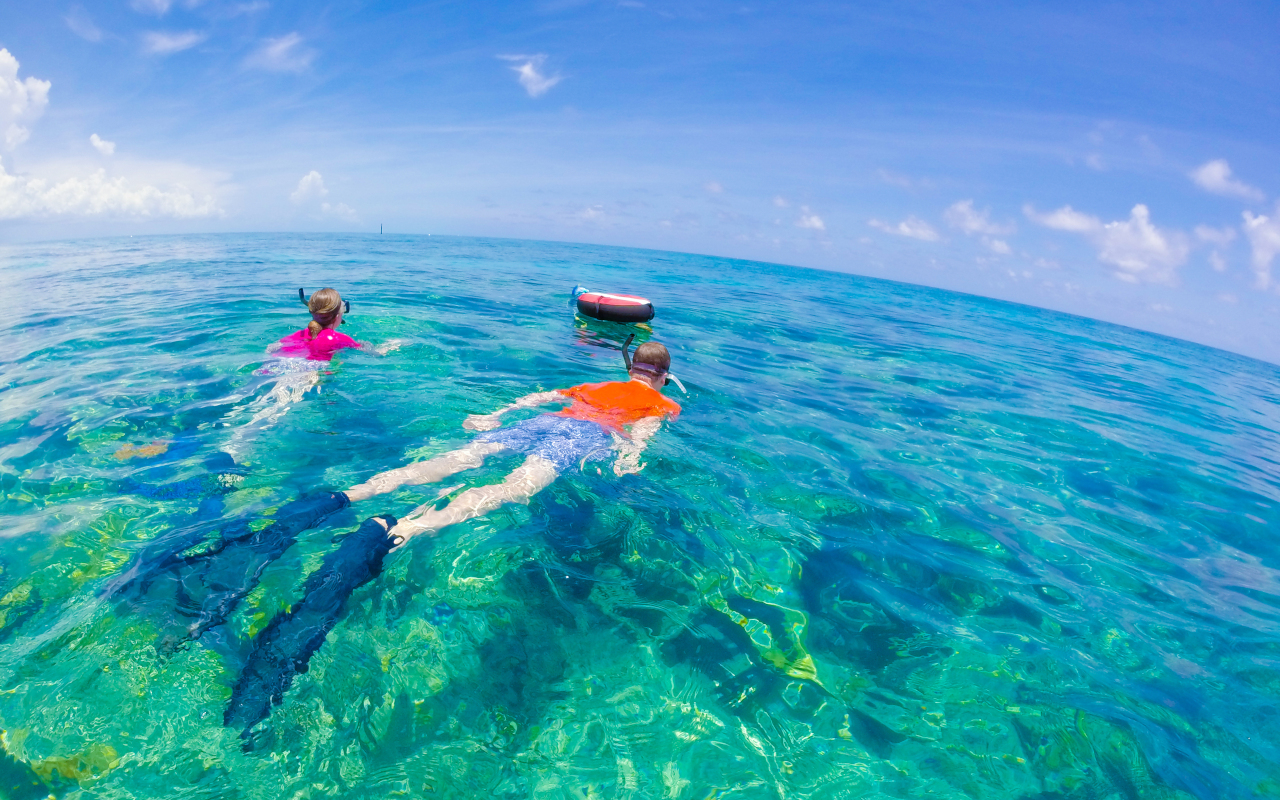 Una de las actividades más populares es la práctica del snorkel.