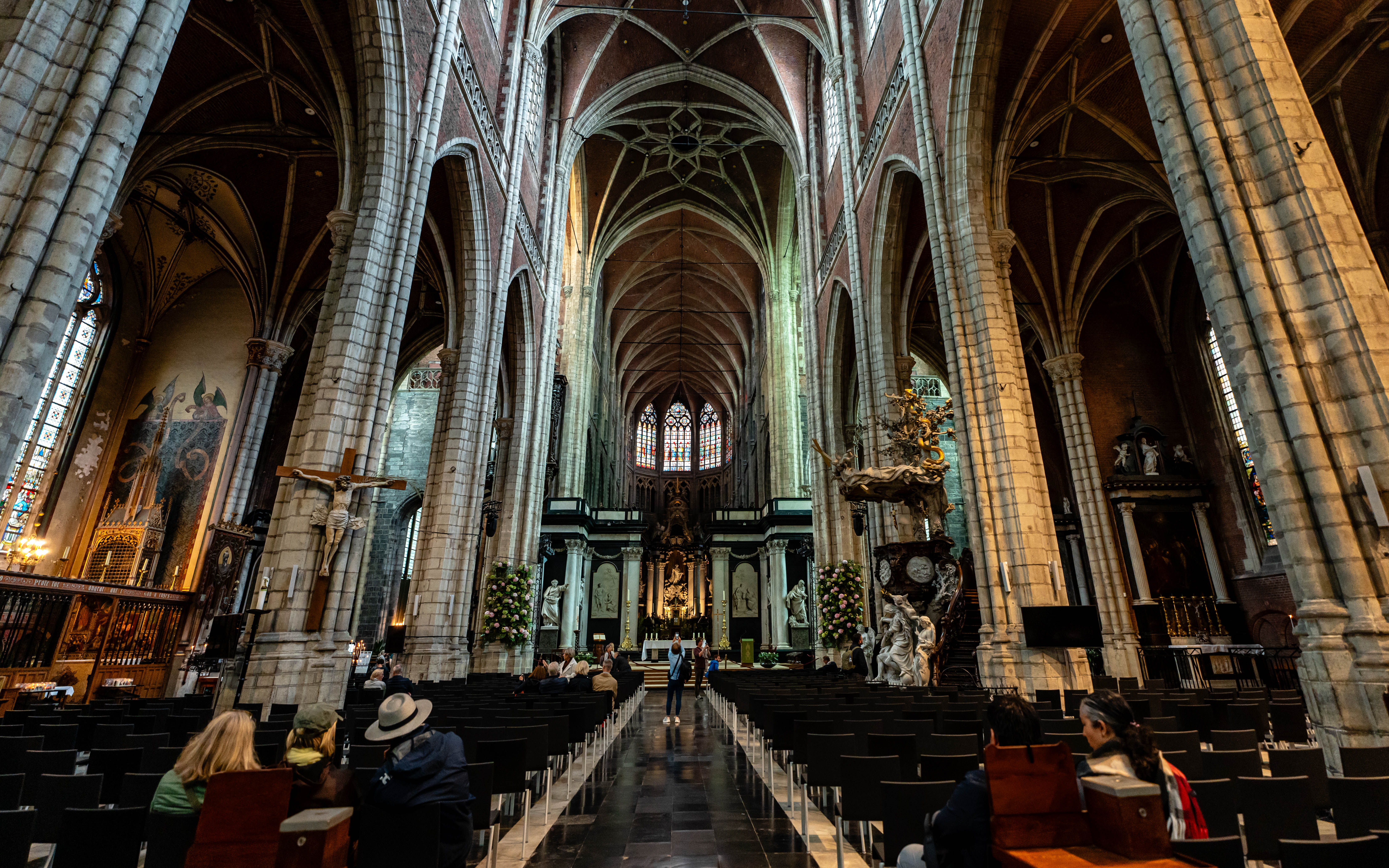 El impresionante interior de la Catedral de San Bavón te dejará sin palabras.