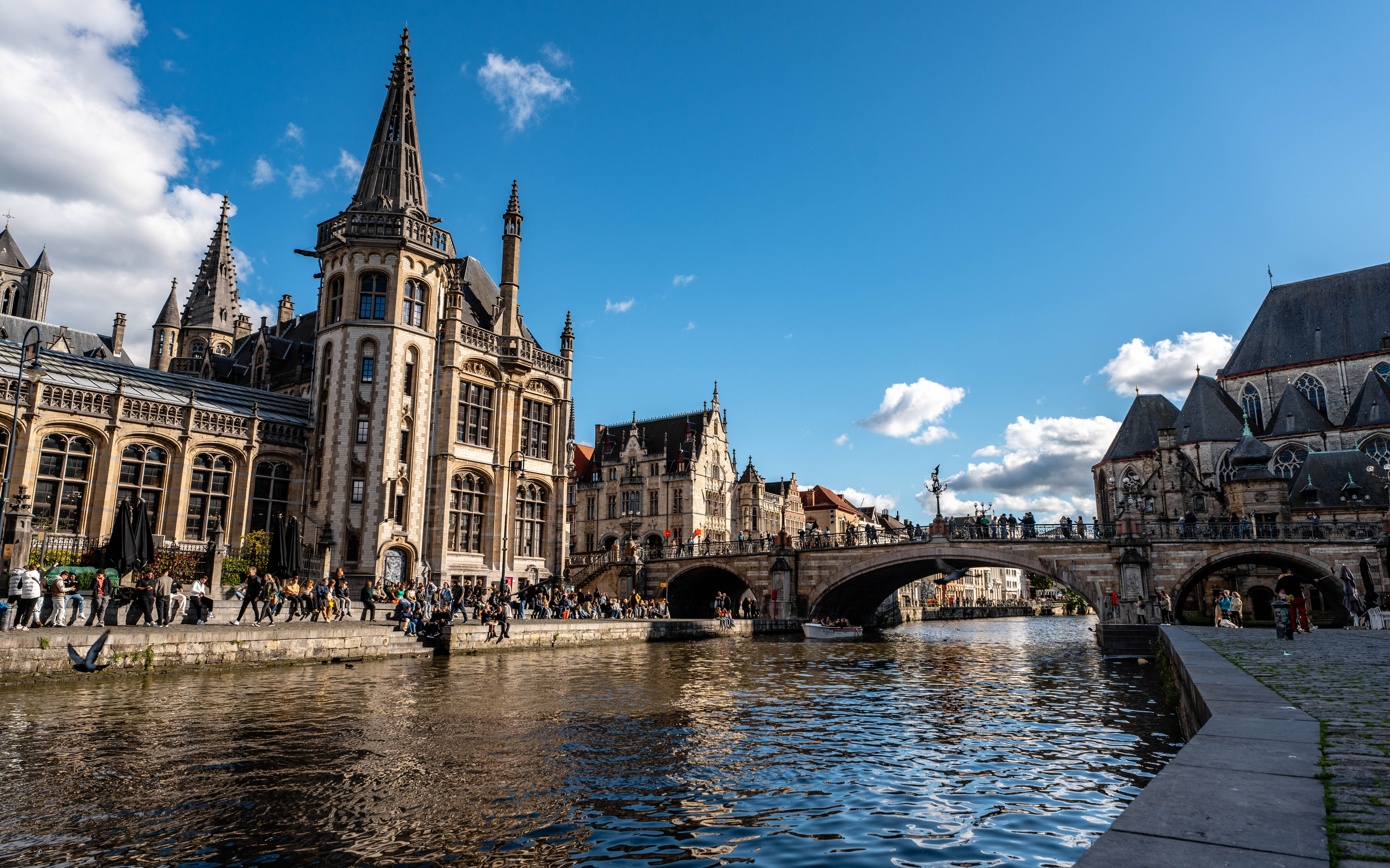 La catedral medieval y el puente de Gante acompañarán nuestros pasos por la ciudad.