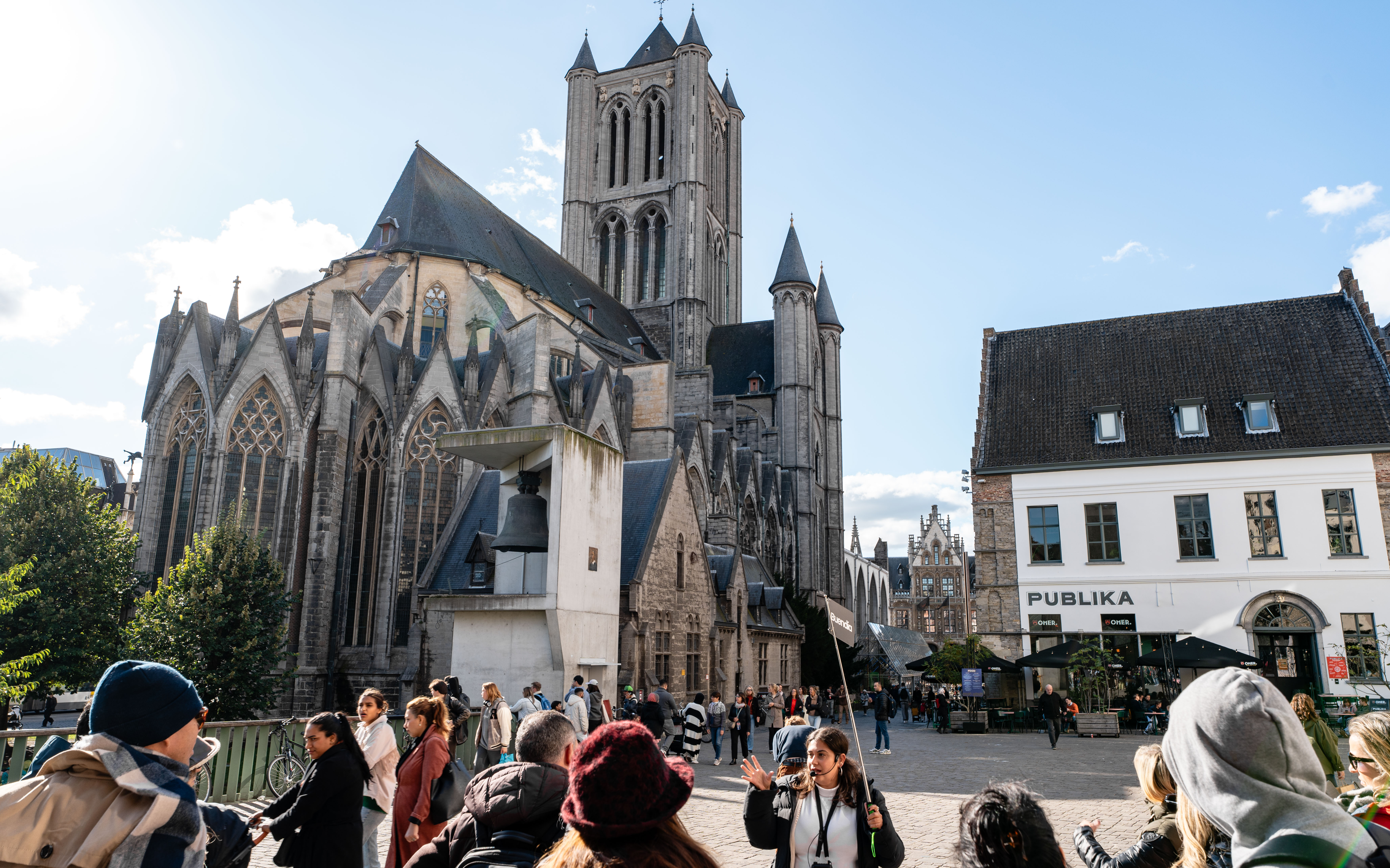 La Iglesia de San Nicolás en Gante es un ejemplo del estilo gótico de Flandes.