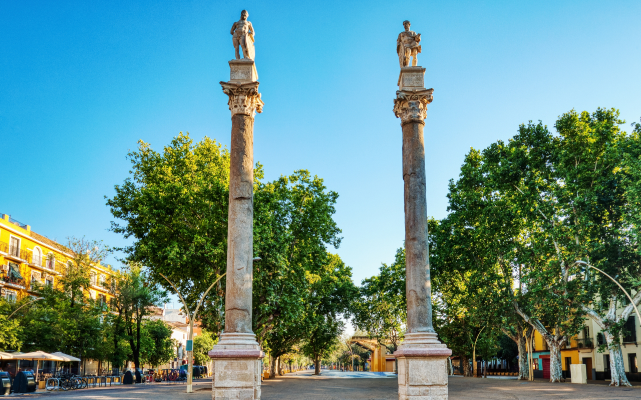 Columnas centrales de la Alameda de Hércules, una de las zonas más animadas de Sevilla.