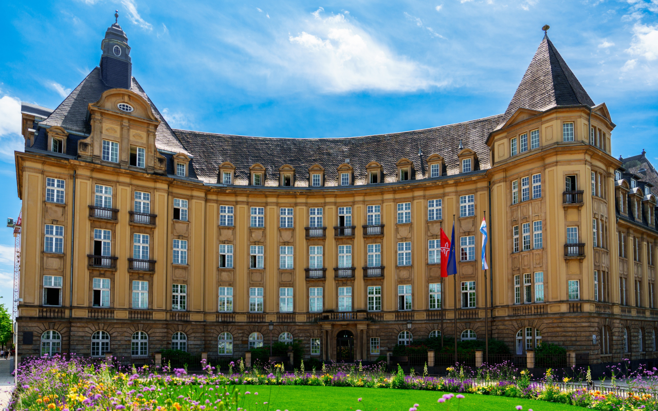 El ayuntamiento es otro de los imprescindibles que no puede faltar en este tour privado.