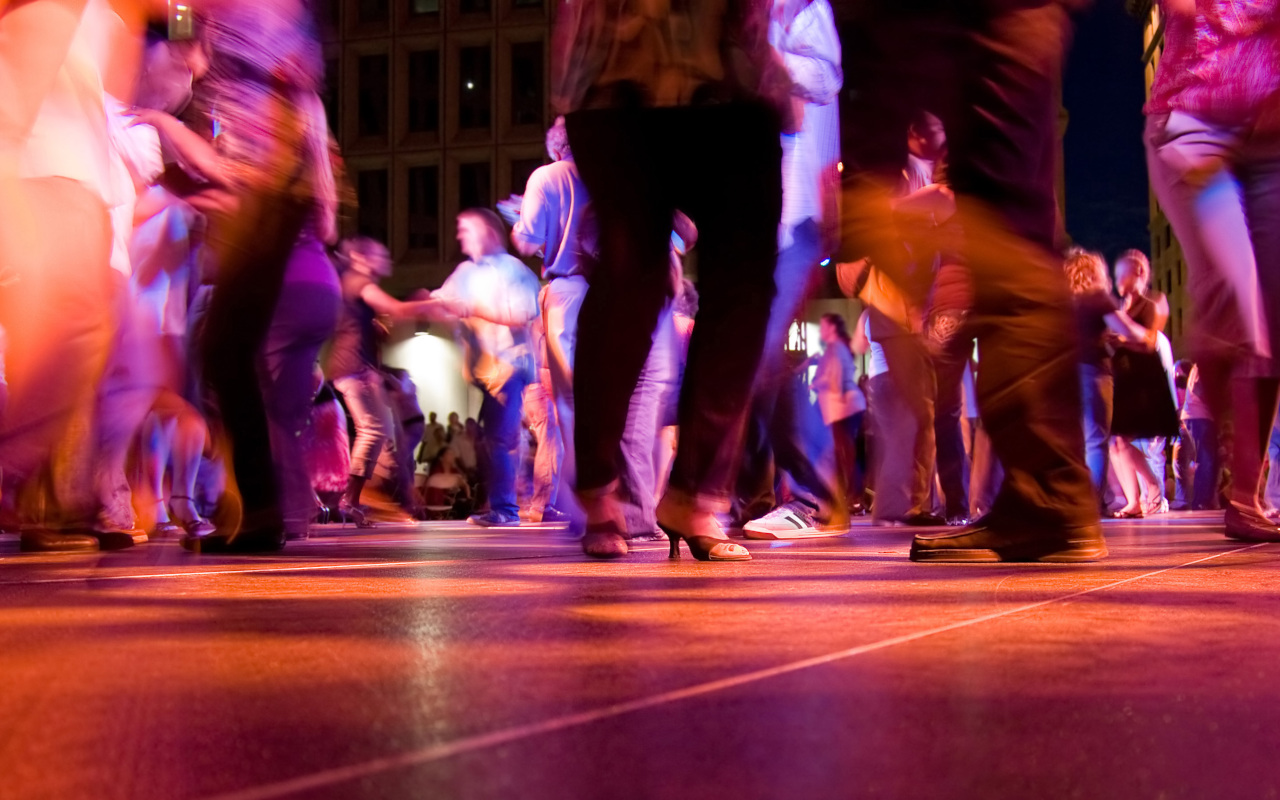 Grupo de gente bailando salsa en un bar de La Habana en Cuba