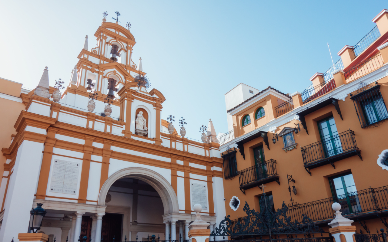 Fachada principal de la Basílica de la Macarena, uno de los monumentos clave de este free tour por el barrio.