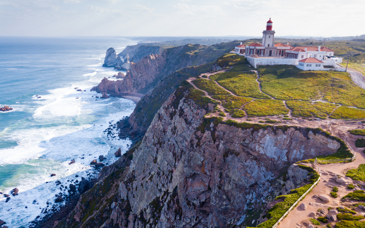 Faro de Cabo da Roca sobre acantilados frente al océano Atlántico.