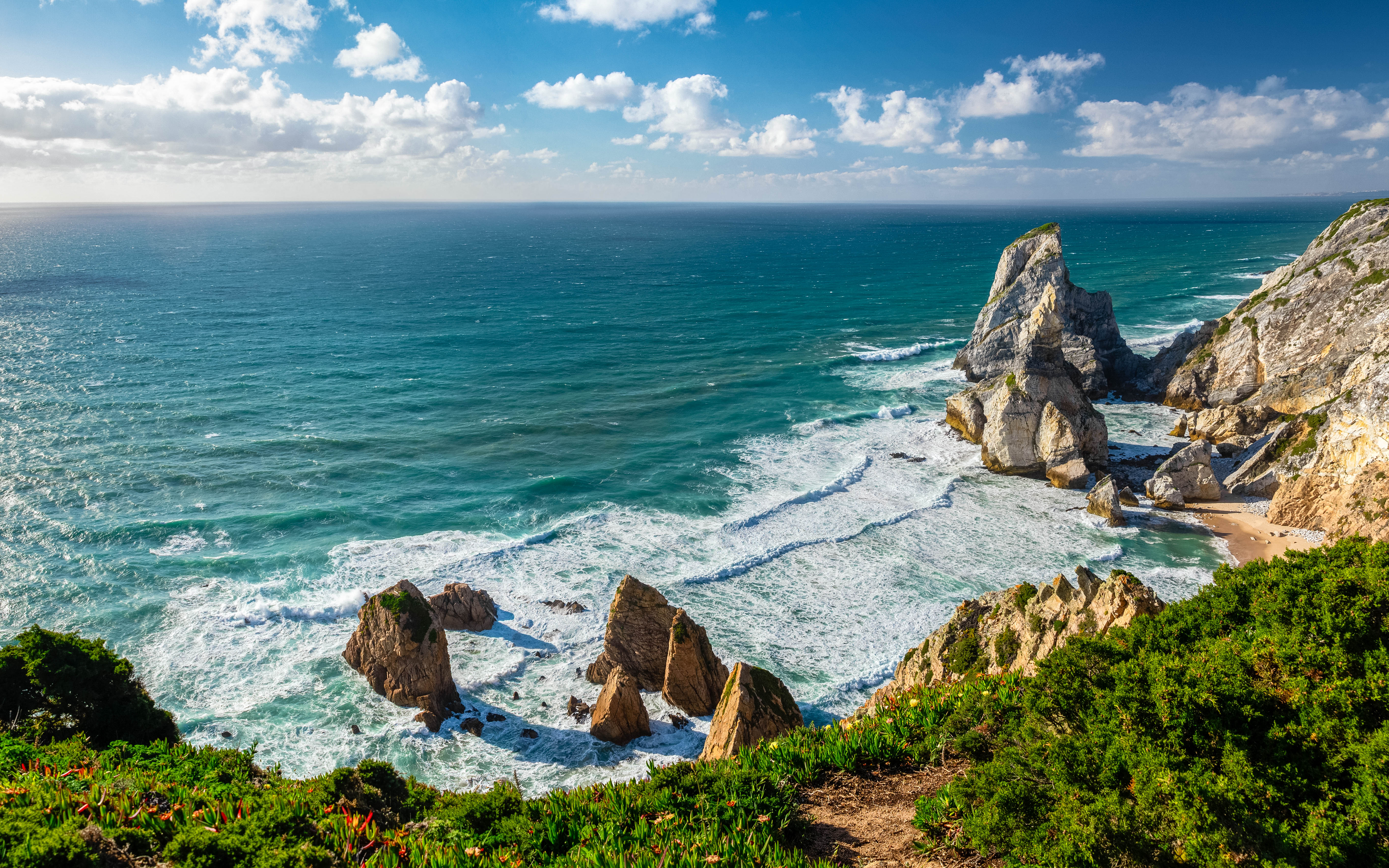 Acantilados y rocas en la costa atlántica de Cabo da Roca con el mar en un día soleado.