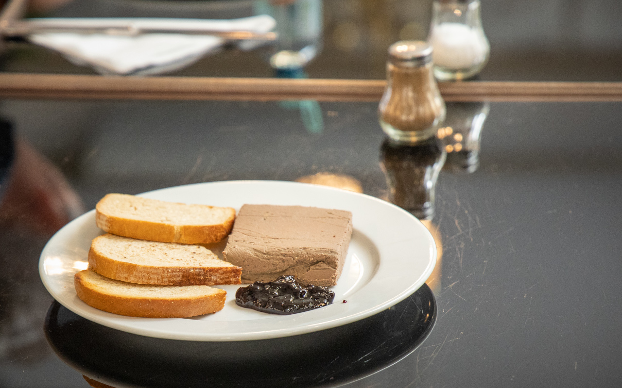 Paté de ganso, una de las degustaciones del tour, en el Café Stefanka.