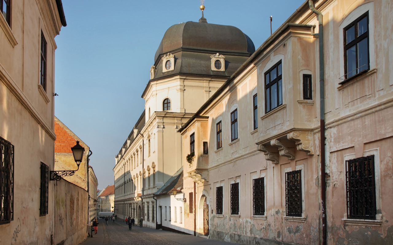 Calle de Miklos Schneider-Trnavsky en el centro histórico de Trnava.