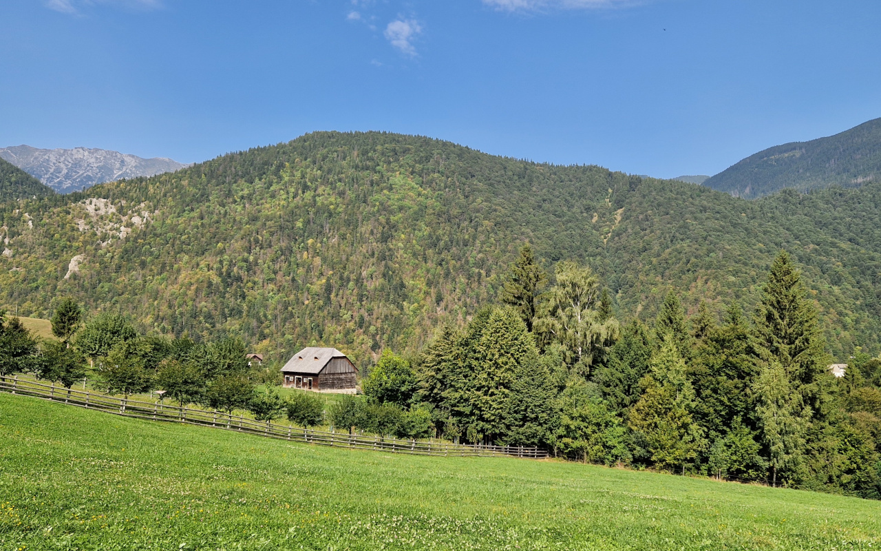Postal de la campiña rumana que se puede ver en la ruta de senderismo que se realiza en esta excursión por pueblos de montaña..