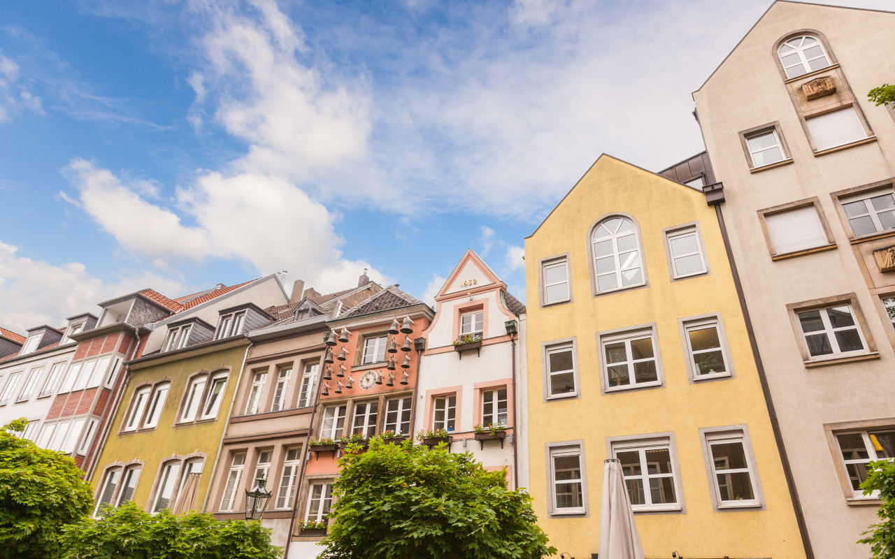 Las casa de colores te acompañarán durante la excursión a Düsseldorf desde Colonia.