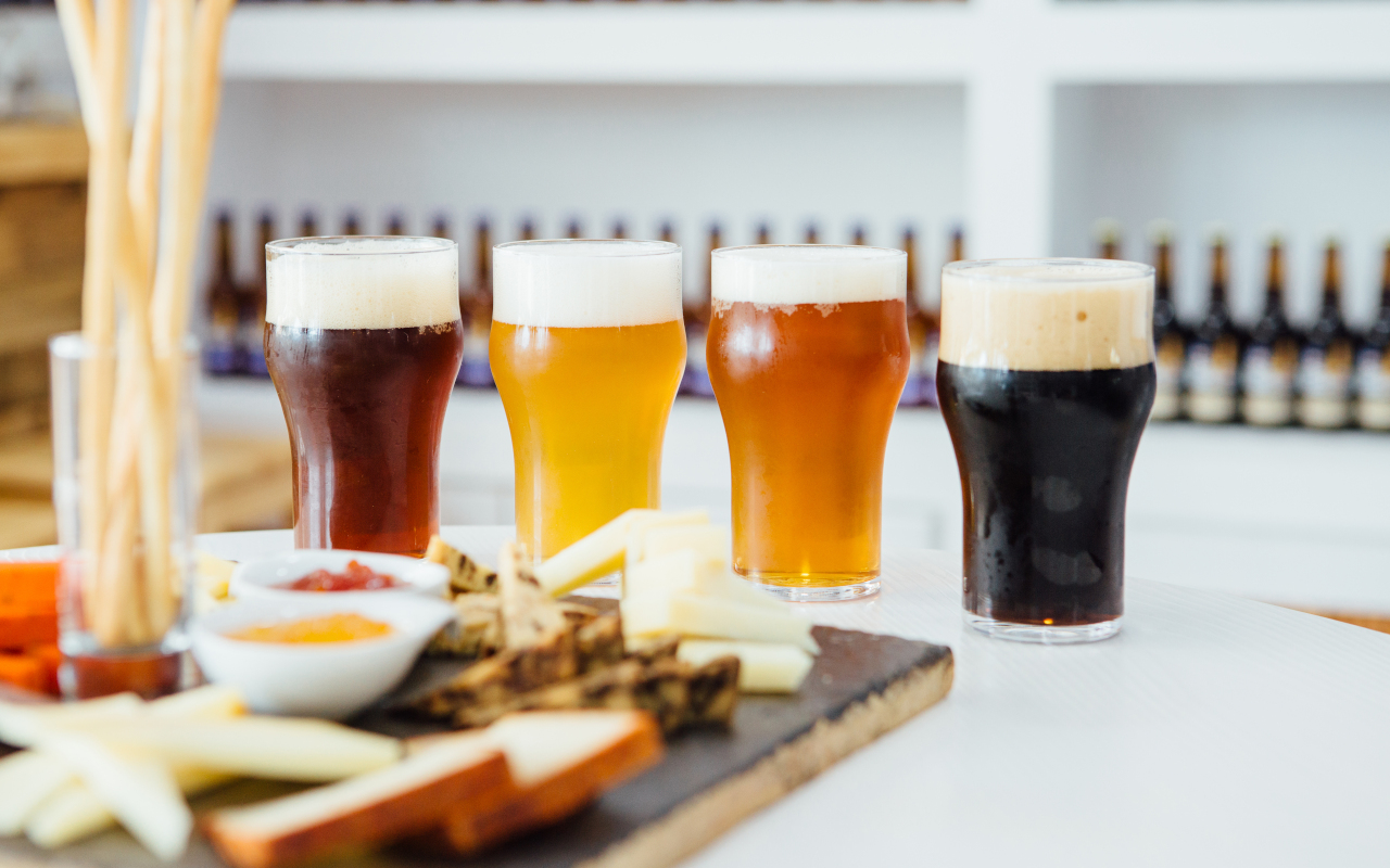 Diferentes tipos de cerveza y queso listos para una degustación.