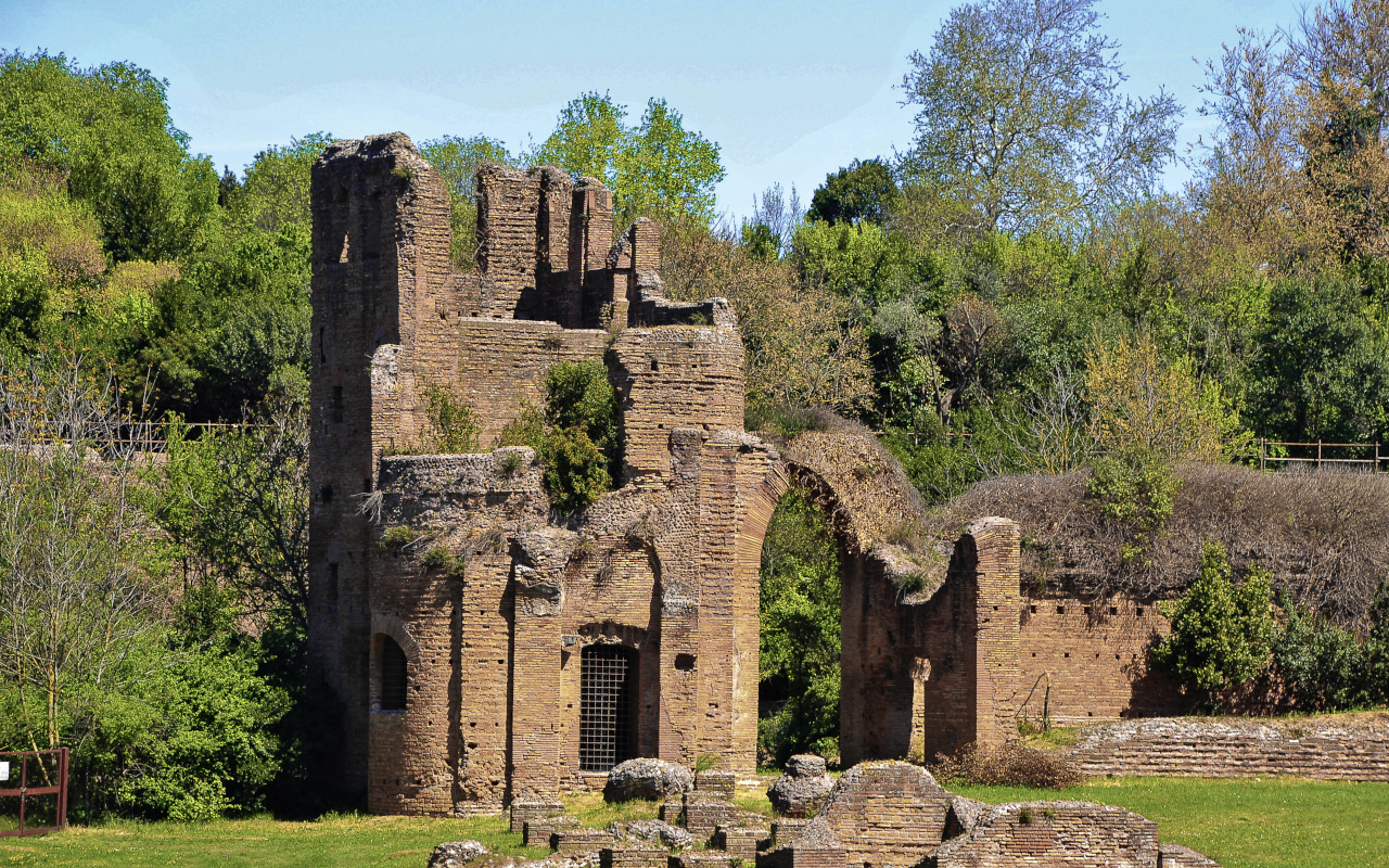 Restos del Circo de Majencio y del Mausoleo de Rómulo en la Via Appia de Roma.