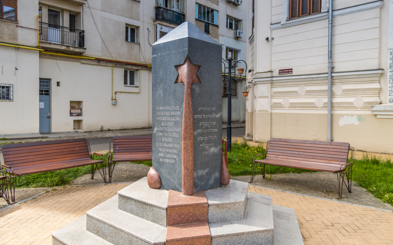 Monumento al Pogron, uno de tantos homenajes que veremos junto a plazas conmemorativas.