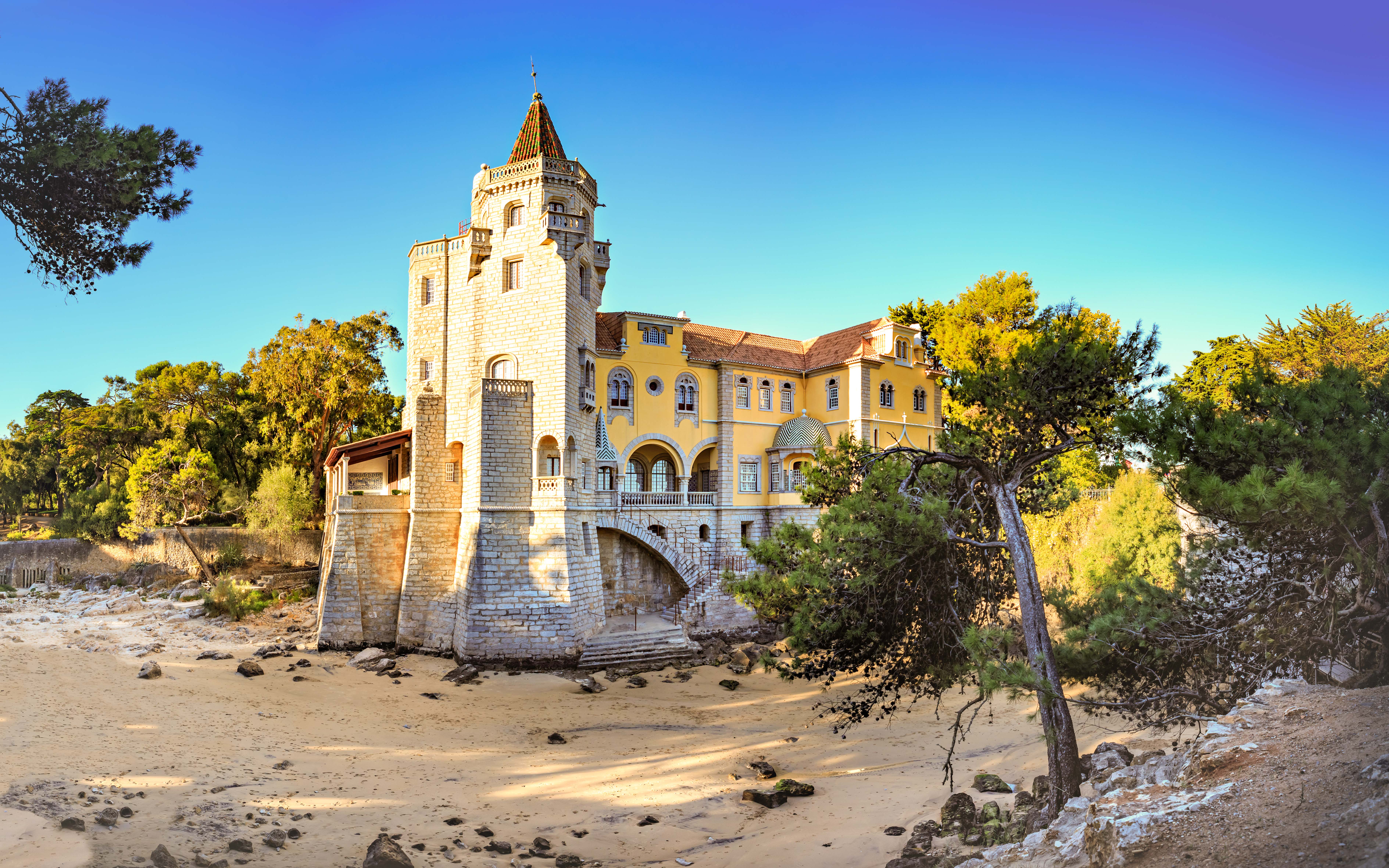 Palacio Condes de Castro Guimarães frente a la playa en Cascais.