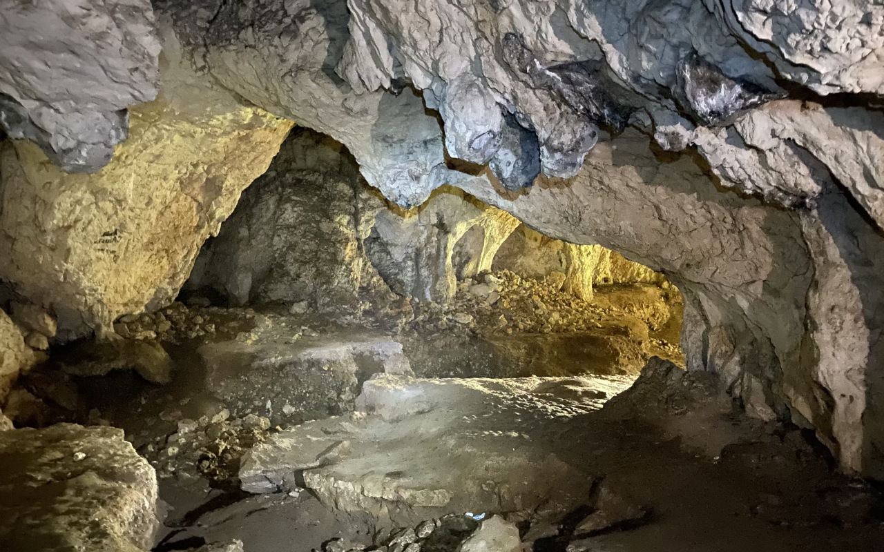 Cueva de los Murciélagos que se visita durante unos minutos en este entorno montañoso.