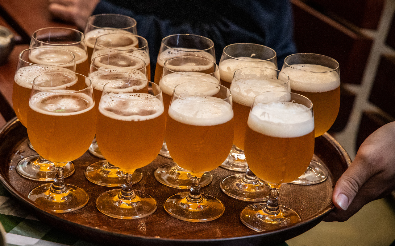 Detalle con deliciosas cervezas para disfrutar con tus amigos.