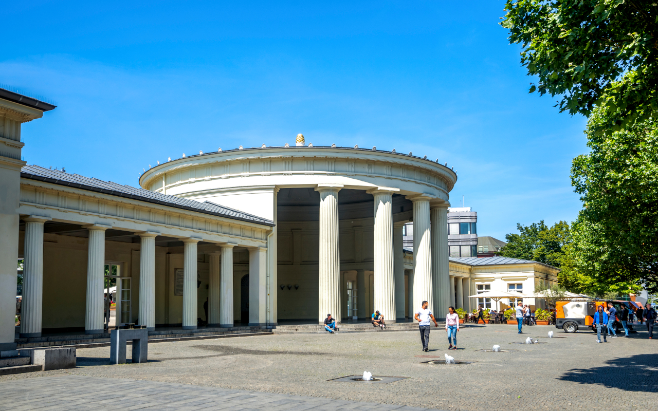 Pabellón Elisenbrunnen, de estilo neoclásico, centro de aguas termales.