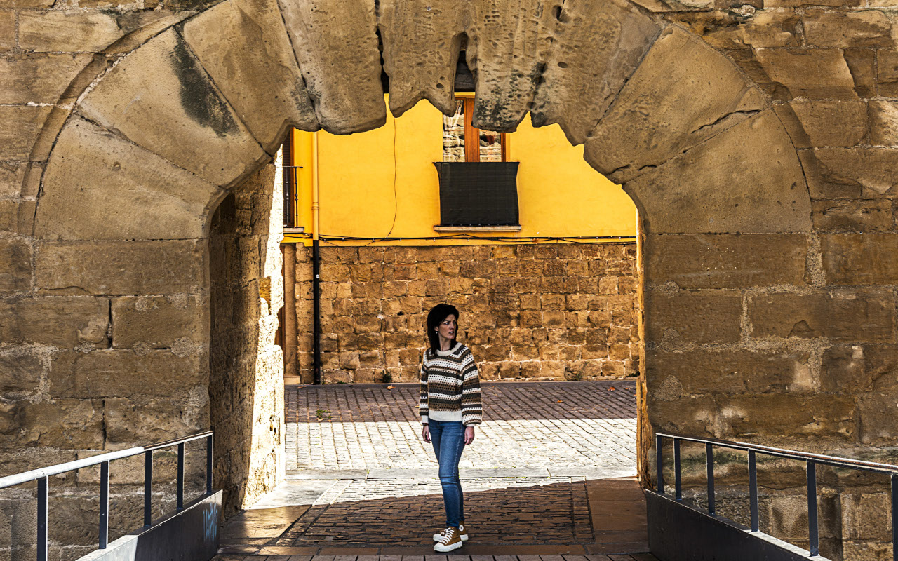 Podrás realizar fotografías debajo de los arcos que dan forma al paisaje urbano de Logroño.