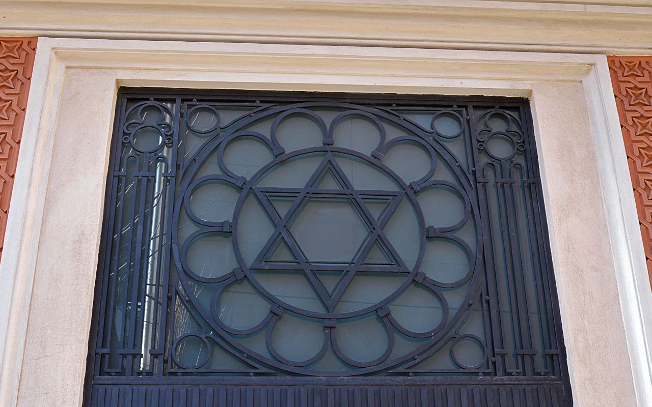 Estrella de David, detalle judío en la cristalera de un edificio de los muchos que veremos en el tour por el barrio judío.