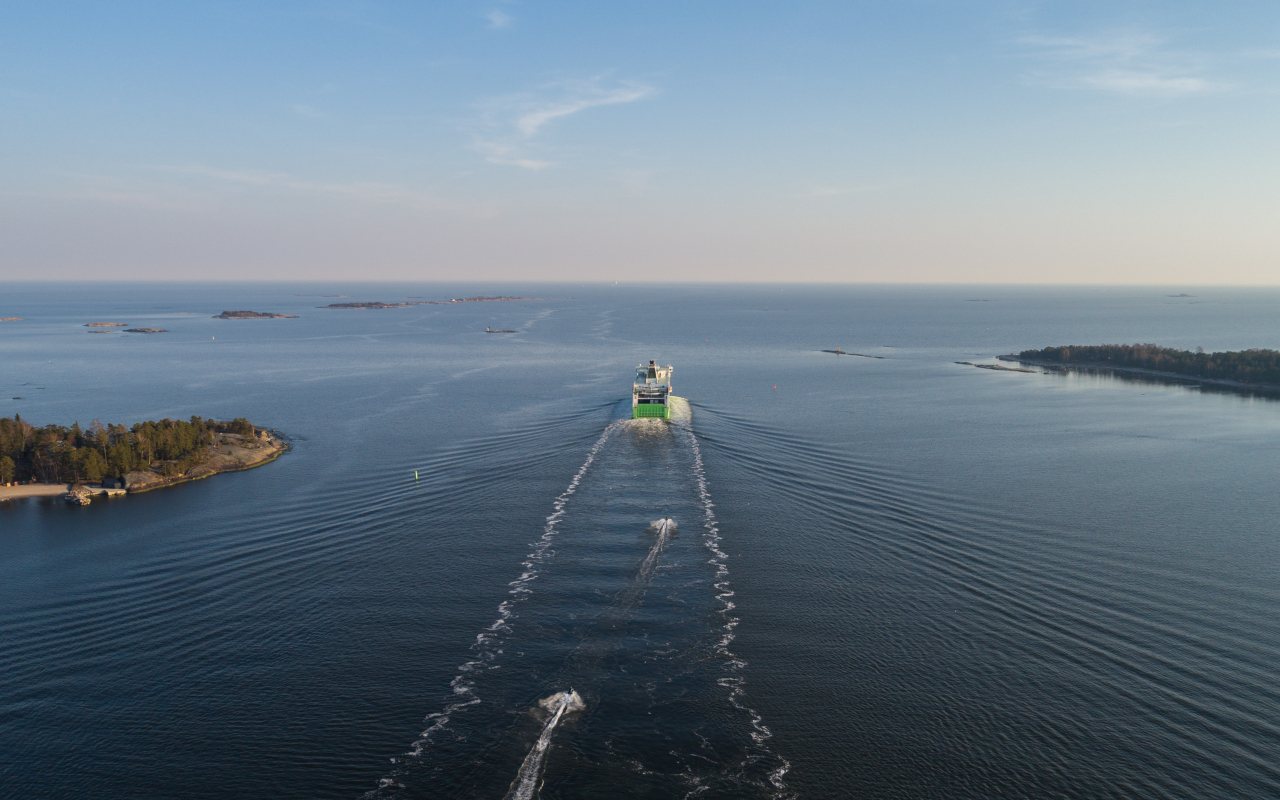 Un ferry cruza el Golfo de Finlandia al atardecer, regresando desde Helsinki a Tallin al finalizar la excursión.