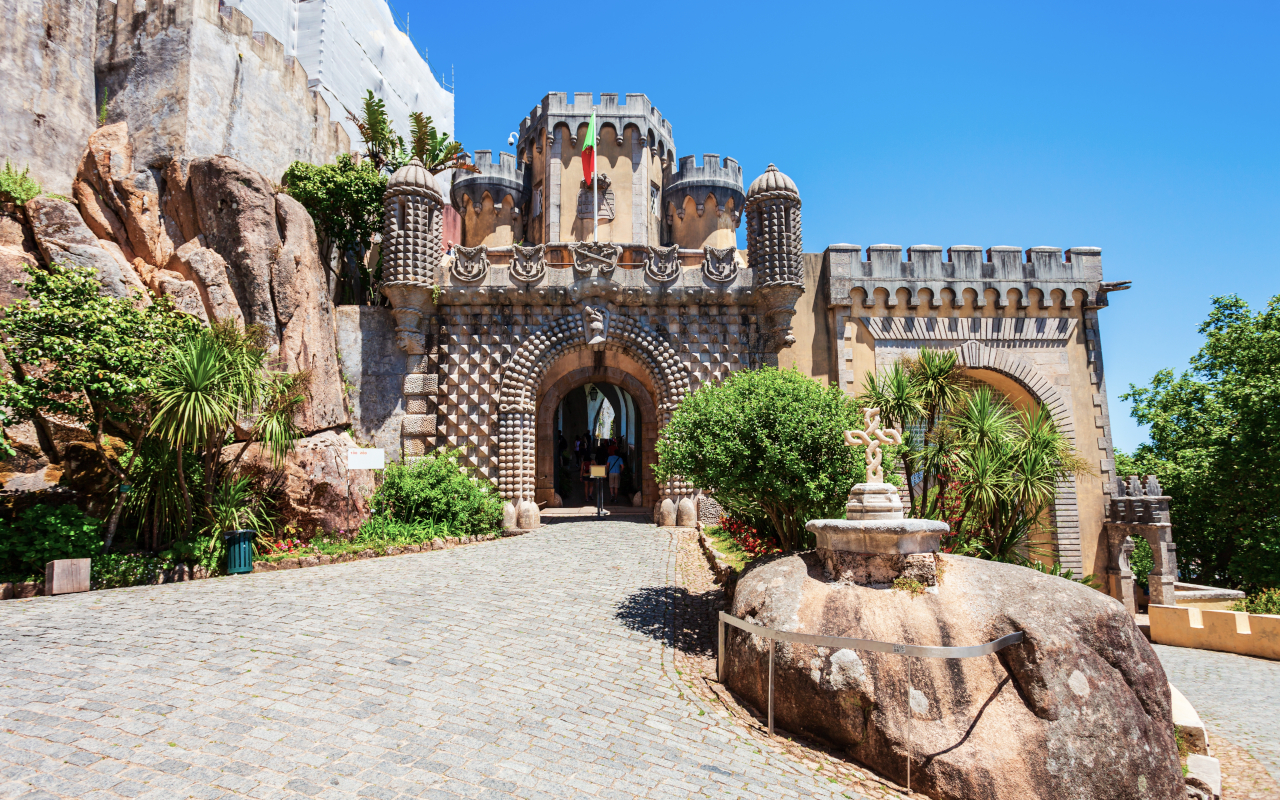 Entrada del Palacio da Pena con su arco decorado y torres en Sintra.