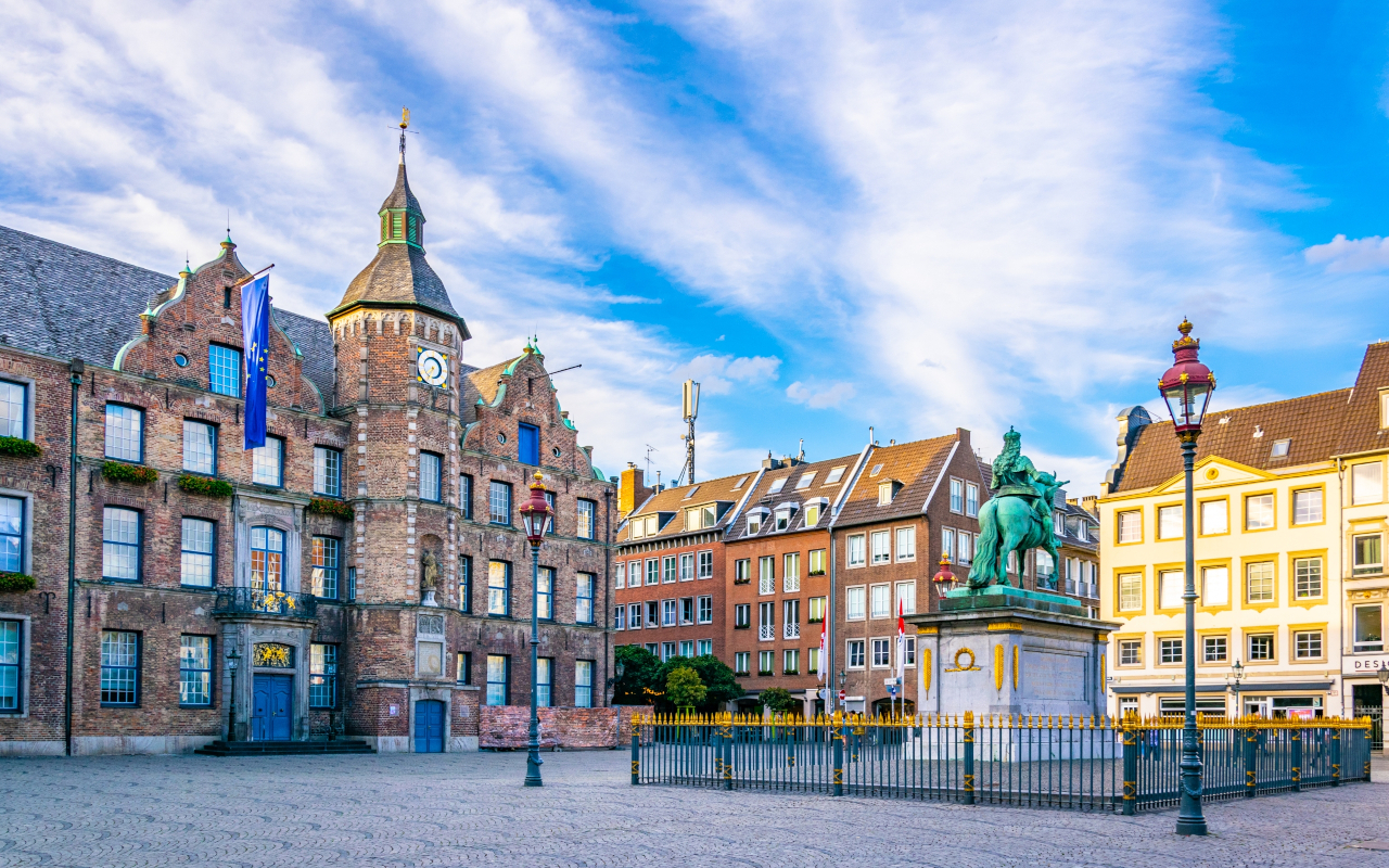 Plaza del Mercado con el Ayuntamiento y la estatua a Wilhem I.