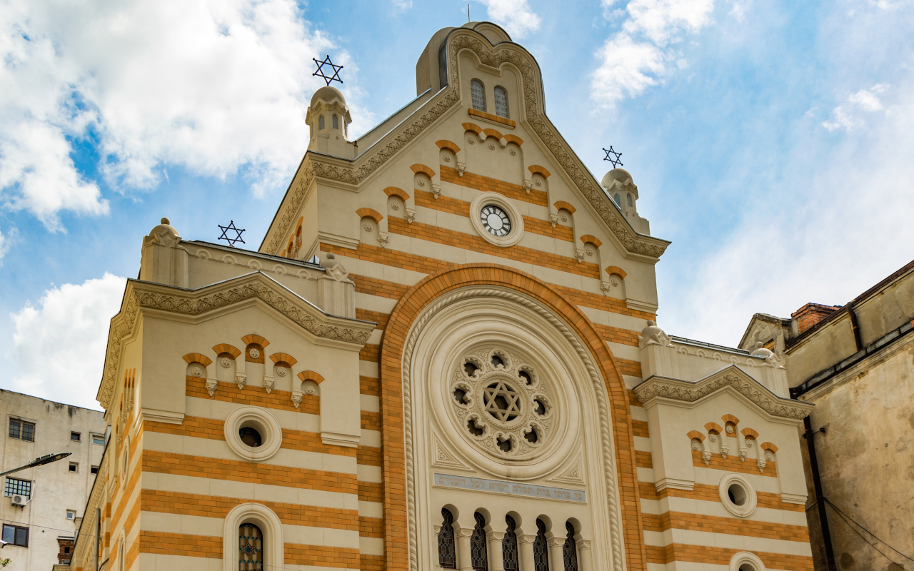 El Templo Coral es una muestra de la arquitectura judía de la época en la que se asentaron el la ciudad y fueron desarrollando el barrio.