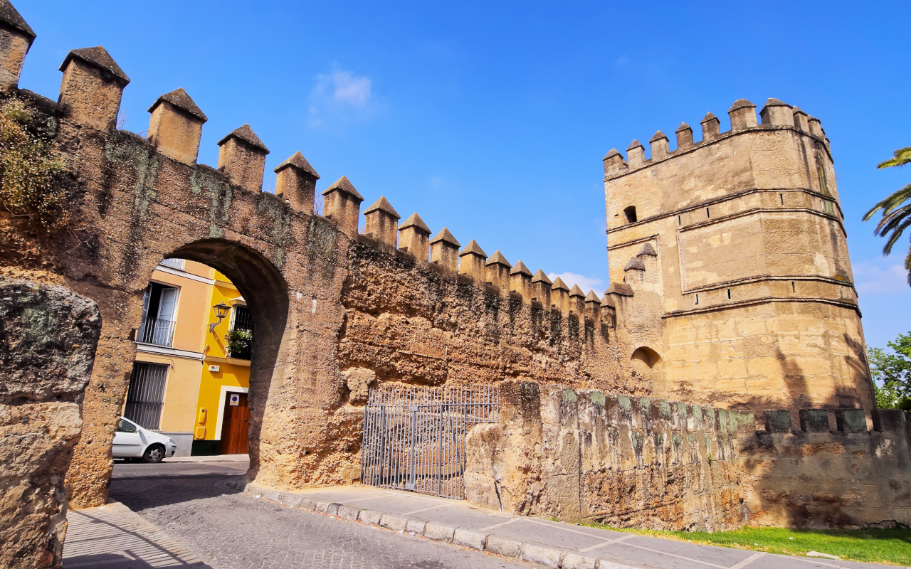 Murallas del barrio de la Macarena, con sus arcos y torres.