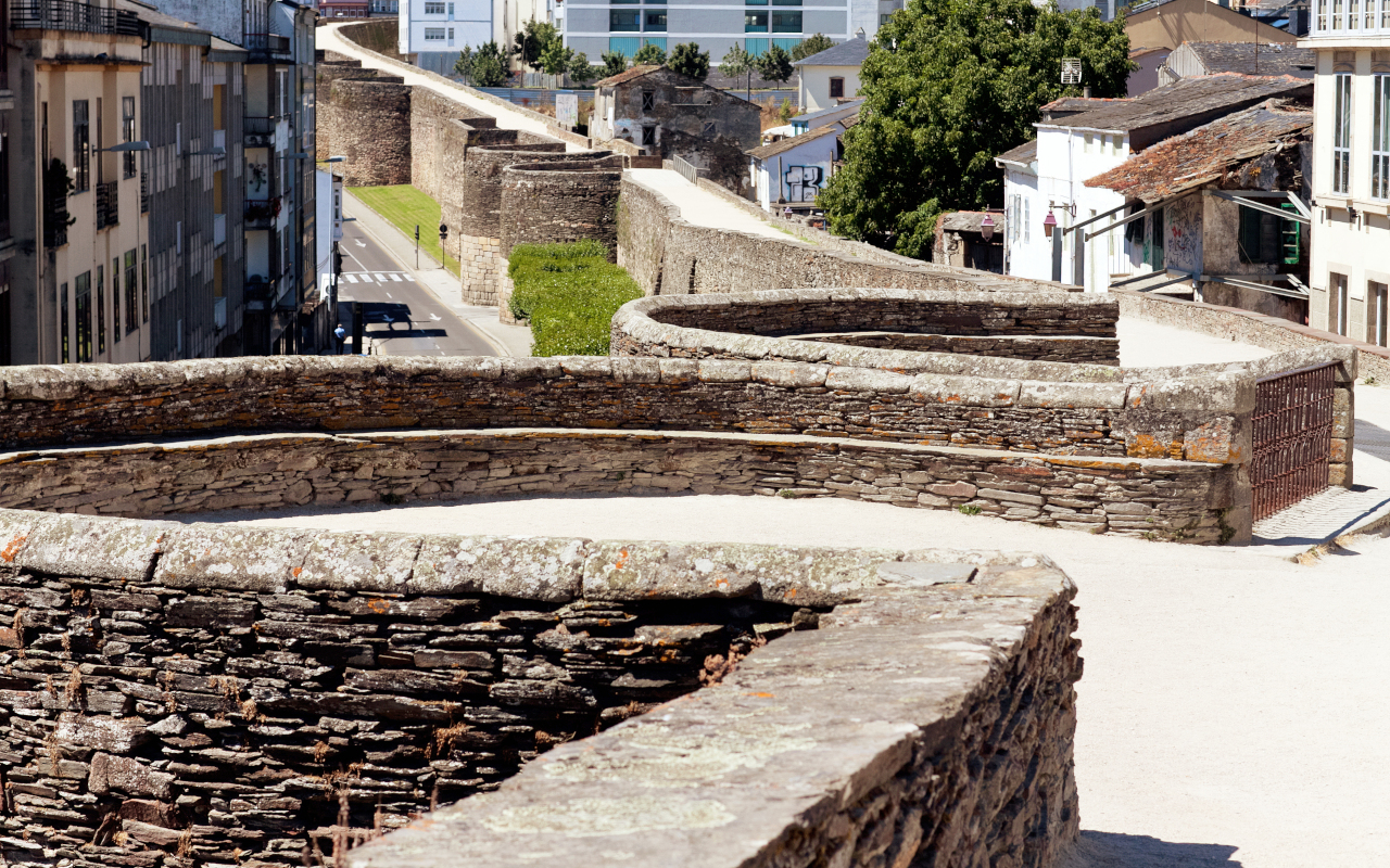 Las murallas nos marcarán el camino en este recorrido guiado, repleto de anécdotas y curiosidades.