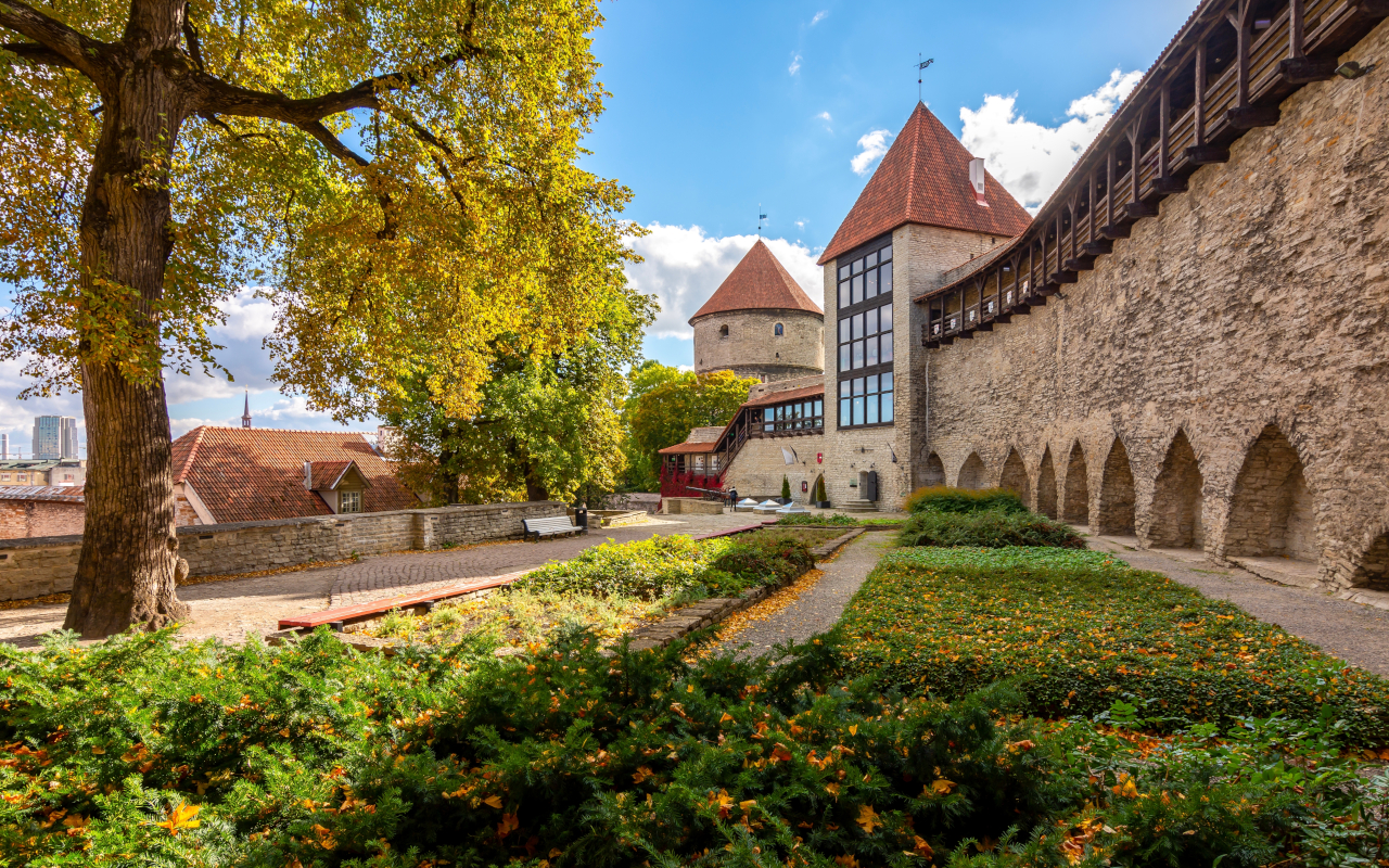 Murallas de Tallin con el parque que las custodia, parte imprescindible de cualquier visita a la ciudad.