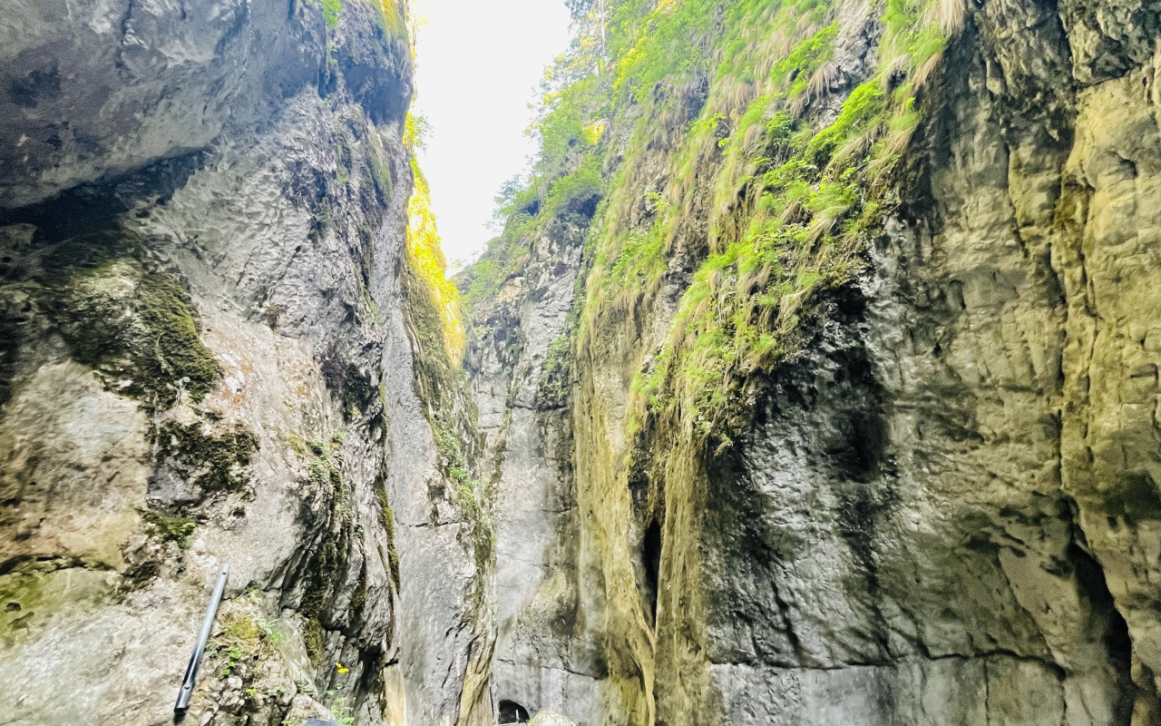 El conjunto vertical de rocas forma parte del encanto del cañón de Seven Ladders.