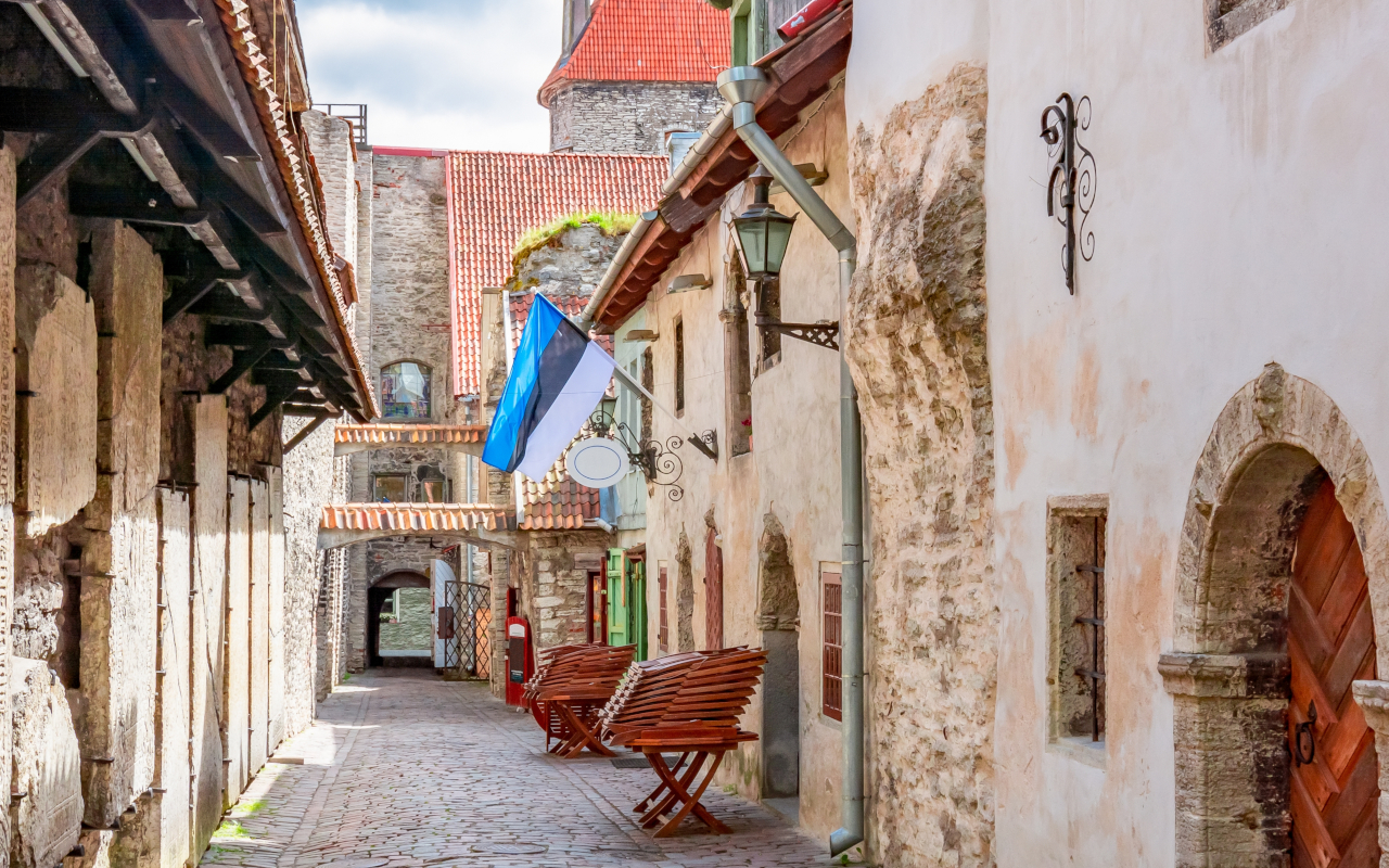 Pasaje de Santa Catalina en el centro histórico de Tallin, que podrás ver durante el tiempo libre en la ciudad.