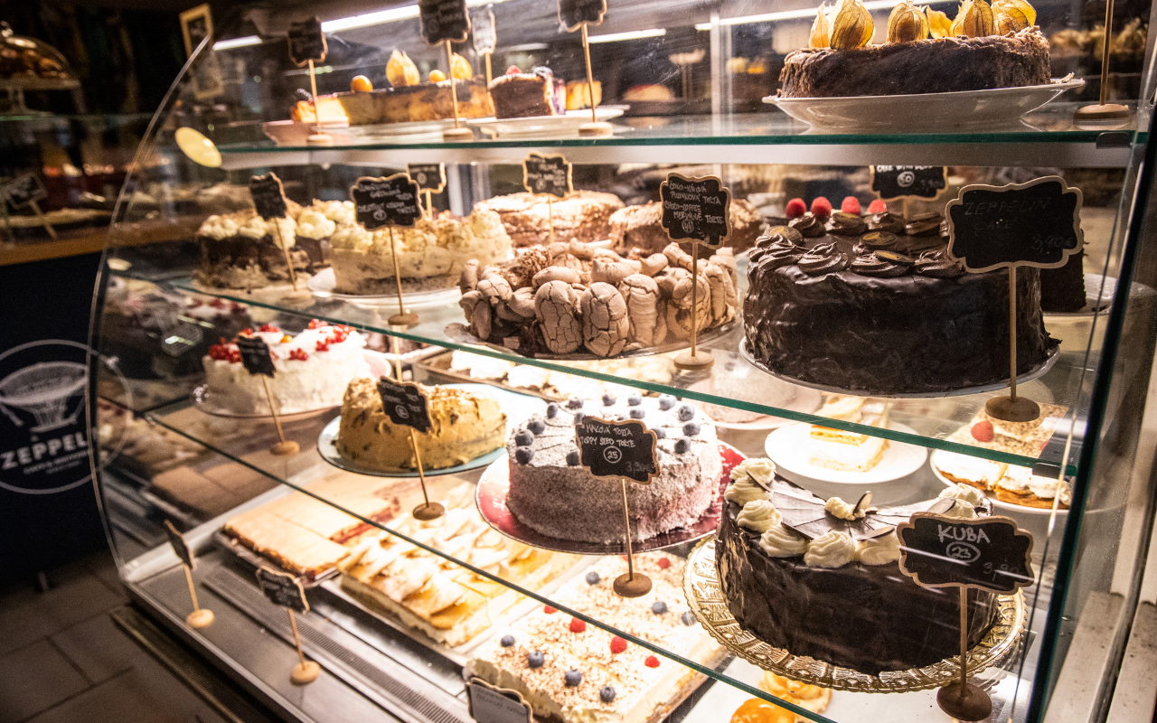 Selección de tartas y dulces eslovacos en la vitrina de la pastelería que se visita durante la ruta gastronómica.