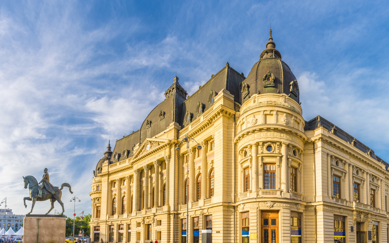 La Plaza de la Universidad con la estatua ecuestre de Carol I y la Biblioteca Central de Bucarest.