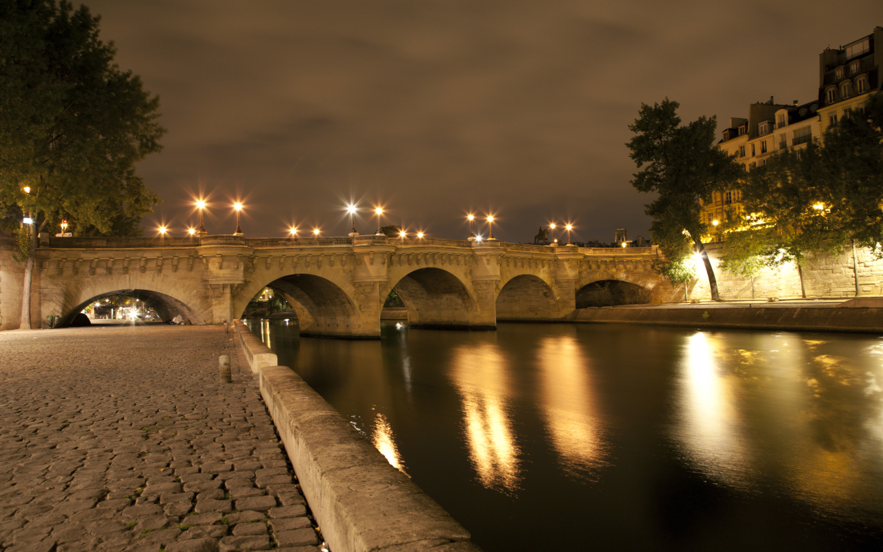 Paseo a orillas del río Sena, donde podrás escuchar las intrigas de París.