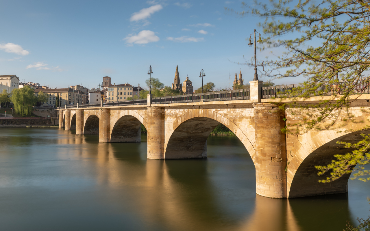 Puente de Piedra de Logroño sobre el río Ebro