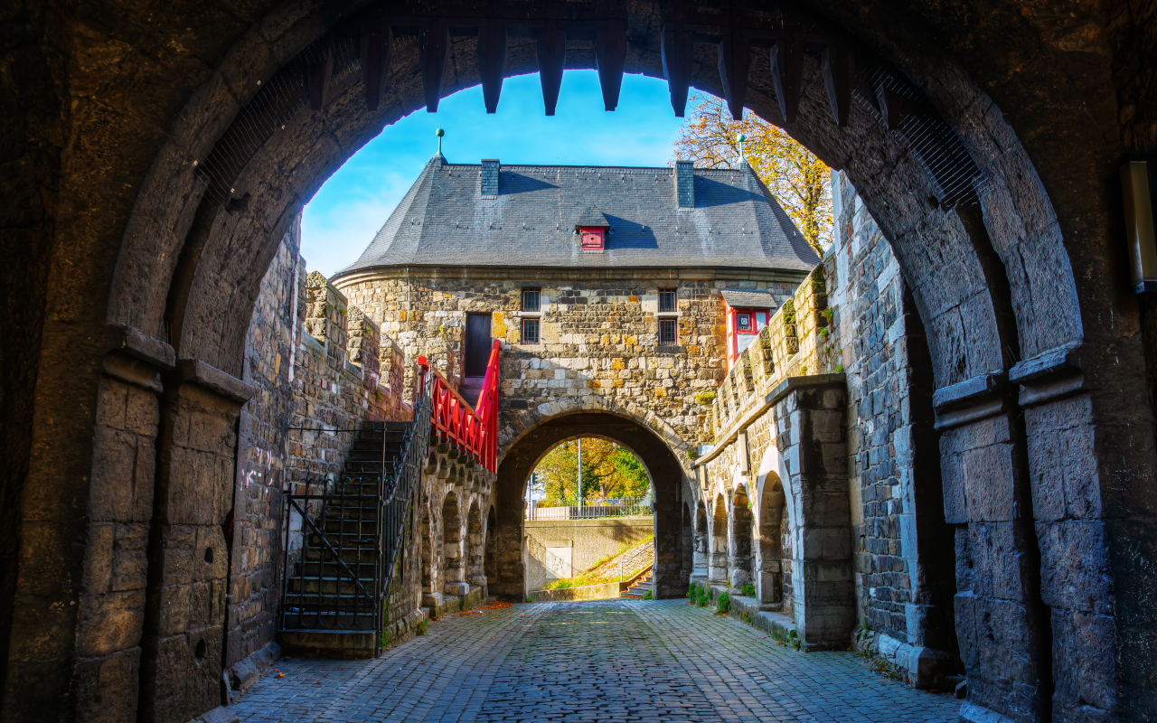 La antigua puerta medieval te transportará a la Edad Media.
