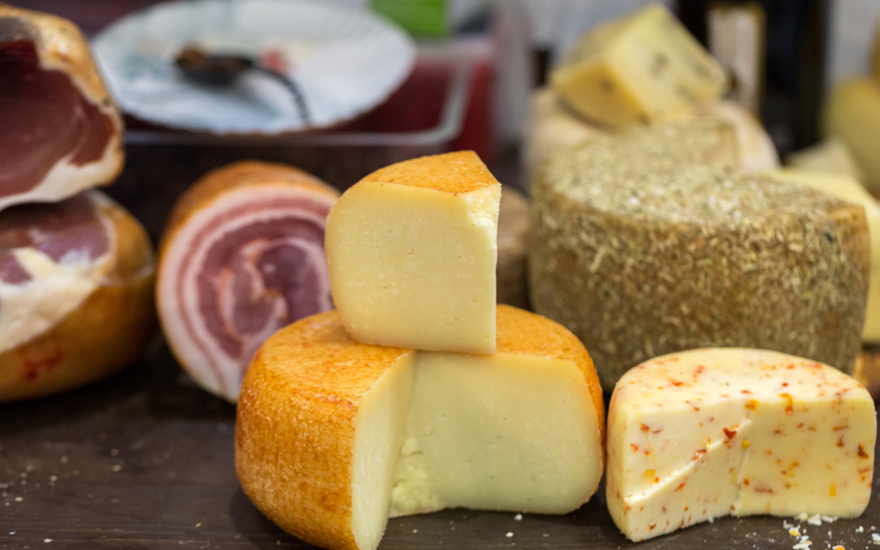 Quesos y charcutería variada incluida en la degustación de este tour.