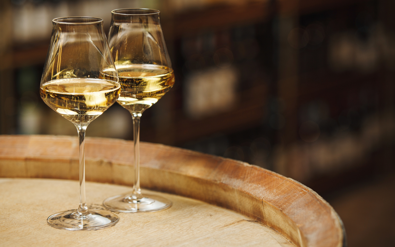 Copas de vino blanco, una de las especialidades de la región.