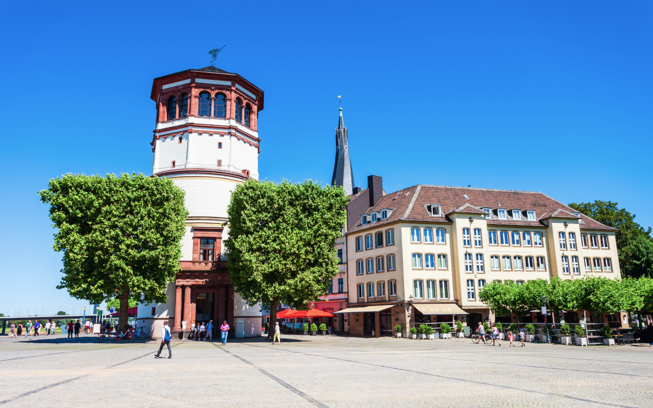Torre del castillo junto al río, en pleno centro histórico de Düsseldorf.