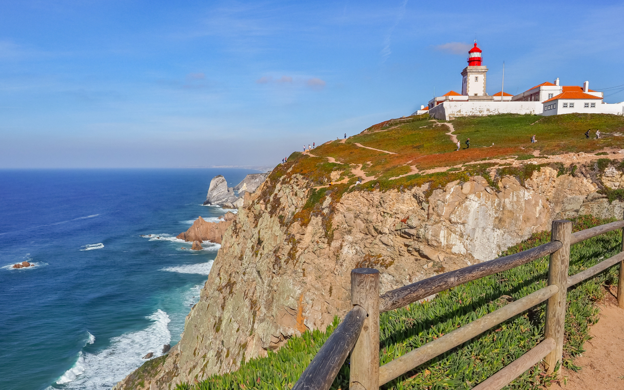 Faro de Cabo da Roca sobre acantilados frente al océano Atlántico.