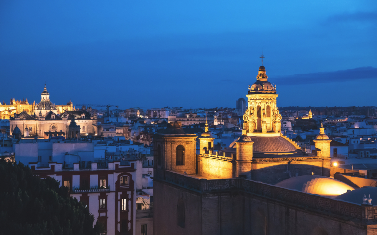 Al caer la noche, todos los secretos de Sevilla salen a la luz.