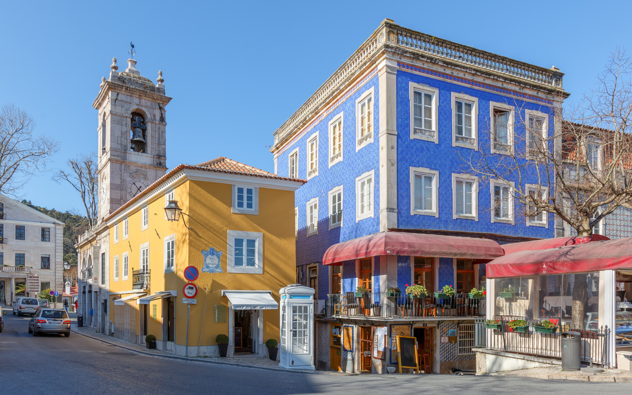 Fachadas coloridas y campanario en el centro histórico de Sintra. segunda parada de la excursión de buendía