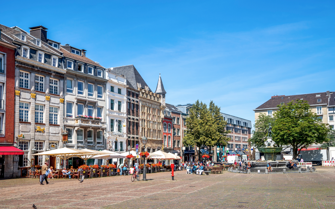 Markplatz, plaza céntrica de Aachen, con un ambiente animado que descubrirás en el tour a pie.